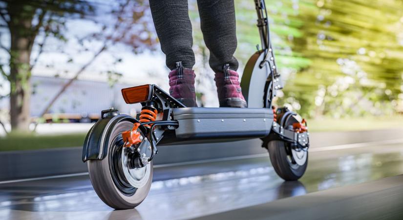 Ittasan pattant rollerre, a füredi rendőrök karjai közt ért véget az utazás