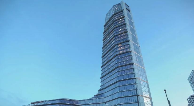 Őrület a Mol Campusnál: felmászott a tetejére, majd leugrott egy férfi – videóval