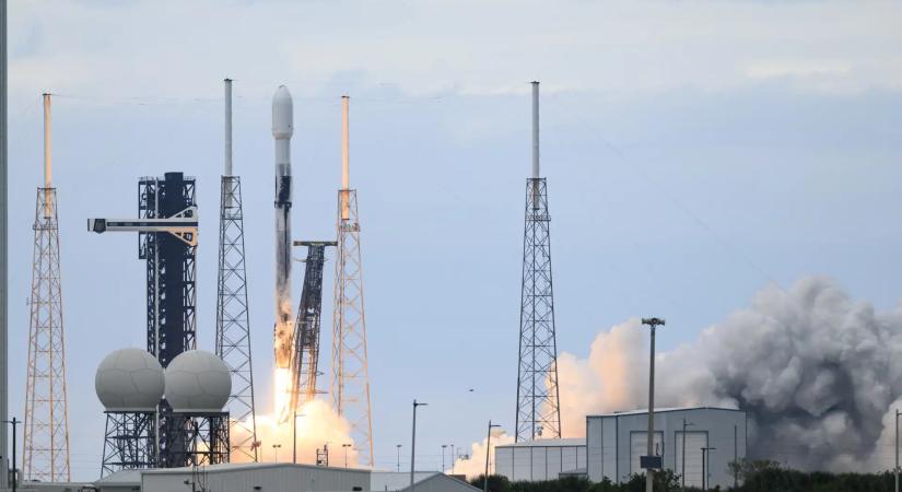 Kozmikus karambol augusztusban: Irányíthatatlan Falcon 9-es tart a Hold felé