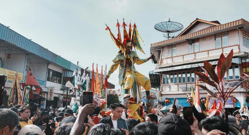 Videón a hangerő pusztítása: bömbölő zene miatt vesztek oda a múzeum műtárgyai