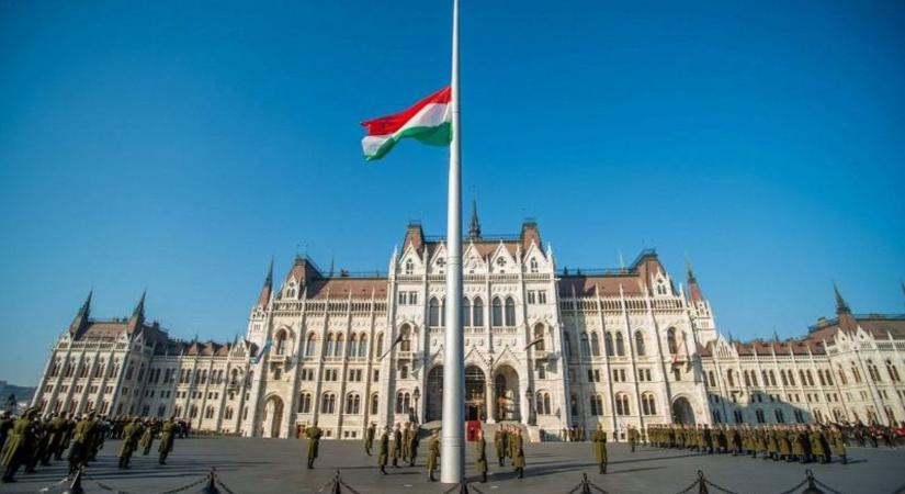 Ezt nem hittük volna: újra elözönlötték Budapestet a náci egyenruhások