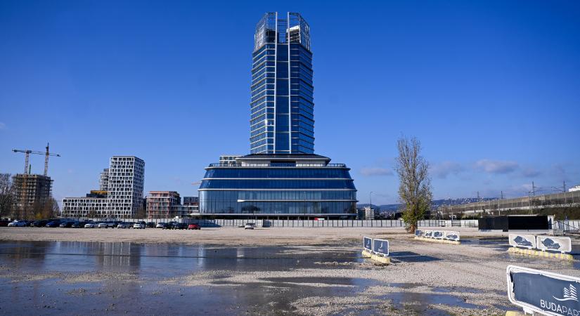 Ejtőernyővel ugrott le egy külföldi férfi a Mol-torony tetejéről