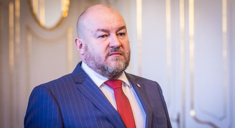 Fico minisztere attól fél, hogy Magyar Péter vissza akarja foglalni a Felvidéket, ezért visszaállítaná a kötelező sorkatonaságot