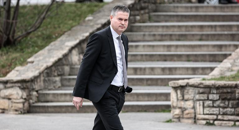 Házkutatást tartottak a korrupcióval gyanúsított Sára Botond lakásán, megszólalt a főispán