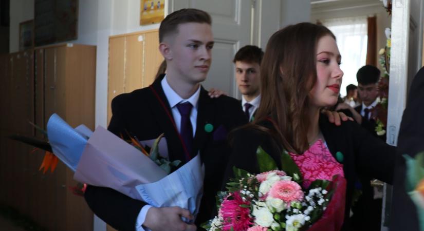 Virágok, könnyek és ünneplés – így búcsúztak a makói végzősök