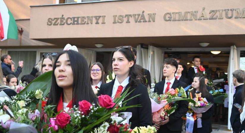 Eljött a búcsú ideje: három gimnázium végzősei léptek tovább