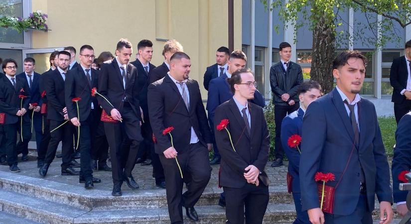 Megkezdődtek a soproni ballagások: idén több mint ezer diák búcsúzik - fotók, videó