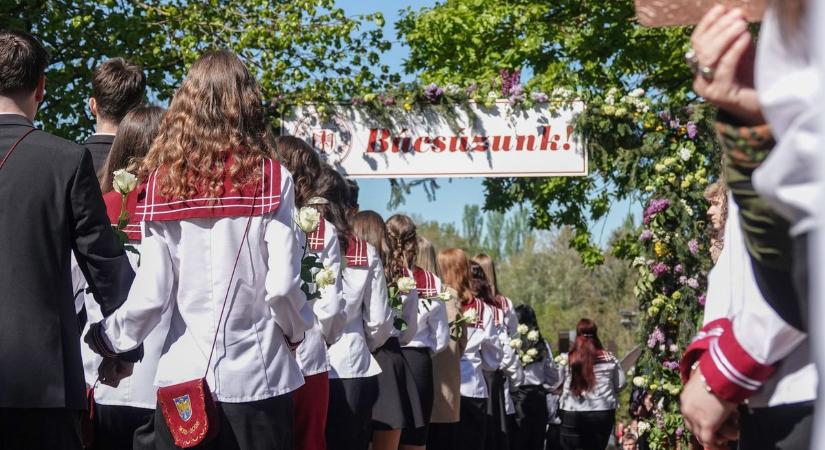 Az új kezdet kapujában – Elballagtak a Vetési Albert Gimnázium végzős diákjai (galéria  videó)