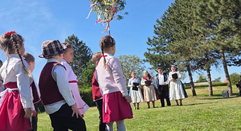 Dalos kedvű óvodások és színes szalagok: így telt a majális Mocsán  galéria, videó
