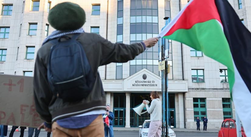 Elraboltak egy magyar aktivistát a nyílt tengeren: tüntetés tört ki a Külügyminisztériumnál