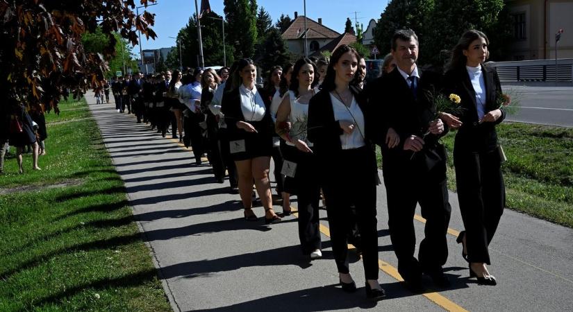 Ballagás a mosonmagyaróvári Hunyadi-iskolában: 125 diák búcsúzott - fotók, videó