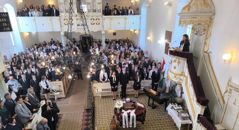 Egy ballagás különleges pillanata: fotókon a refi végzőseiVIDÓ