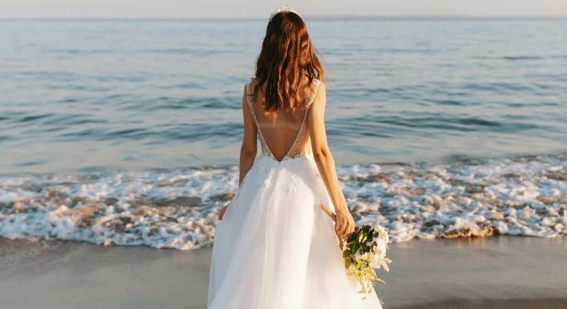 Ilyet nem mindennap látni! Saját magát veszi feleségül a felnőttfilmes nő