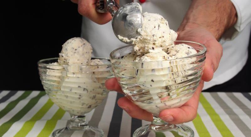 Mosogatási díjat számít fel egy pofátlan fagylaltozó