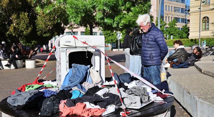 Kibelezett mosógép és gumikaktusz: mi történik a Dugonics téren?