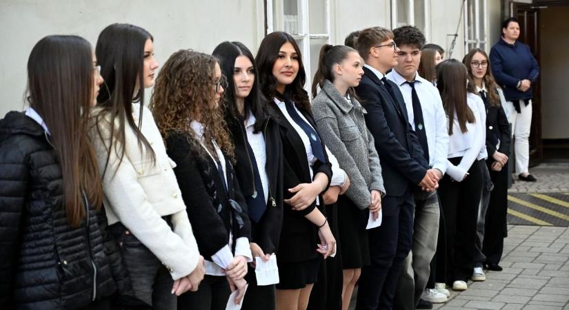 A múlt és jövő találkozása - Jubileumi ballagás az óvári Piarista Gimnáziumban - fotókkal