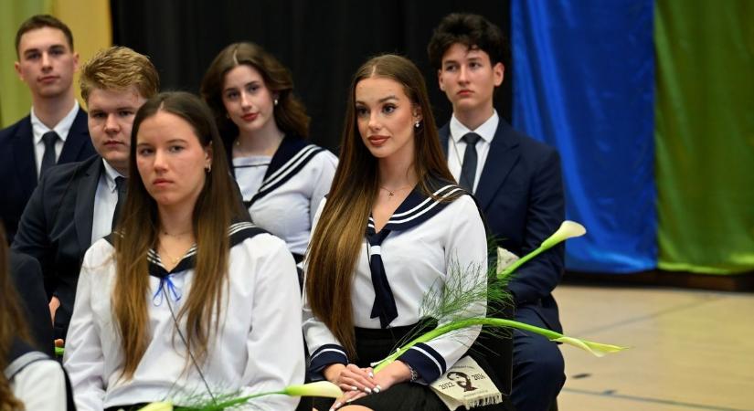 Magyarország szépségkirálynője is elballagott diáktársaival együtt - fotók, videó