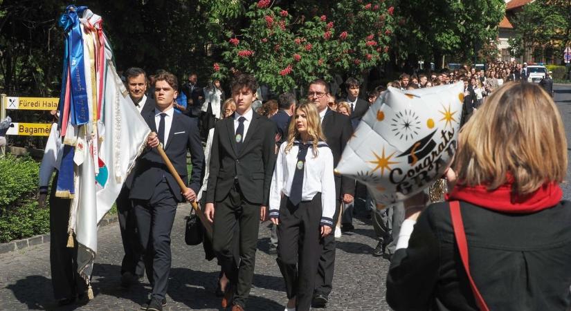 Csodálatos balatoni környezetben búcsúztak a Lóczy-gimnázium végzős diákjai (galéria)