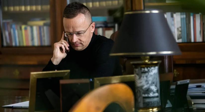 Megvásárolhatják a hivatali mobiltelefonjukat a távozó miniszterek és államtitkárok