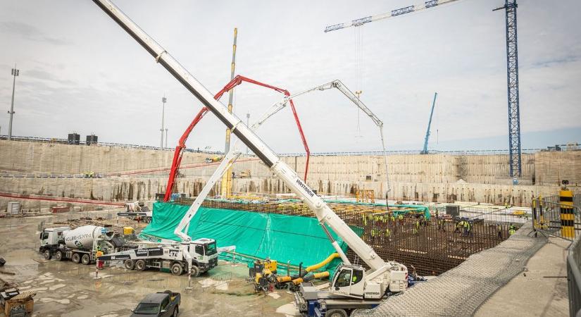 Videó: soha nem látott gépszörny jelent meg Pakson, nélküle nem épül meg az új atomerőmű – 350 tonna és 64 méter magas