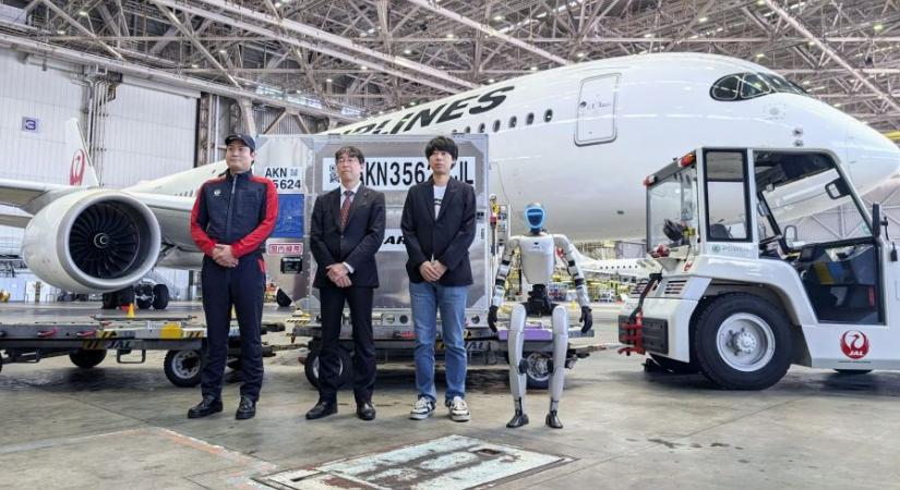 Humanoid robotok pakolják a poggyászokat a tokiói reptéren