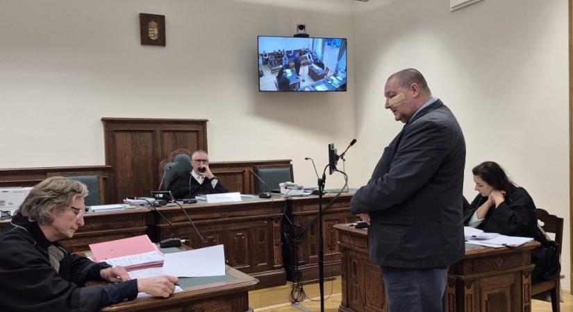 Németh Szilárd hatalmas ragtapasszal a szeme alatt tett vallomást a bíróságon