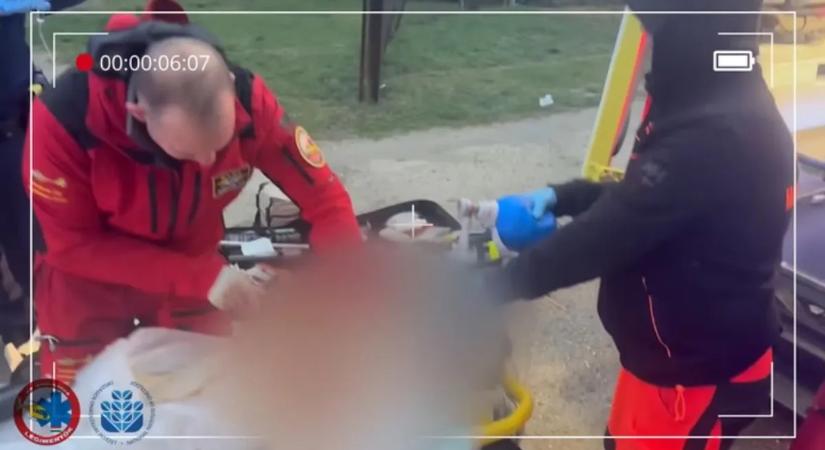 Saját magát szúrta mellkason a férfi, akinek az utcán varrták össze a szívét