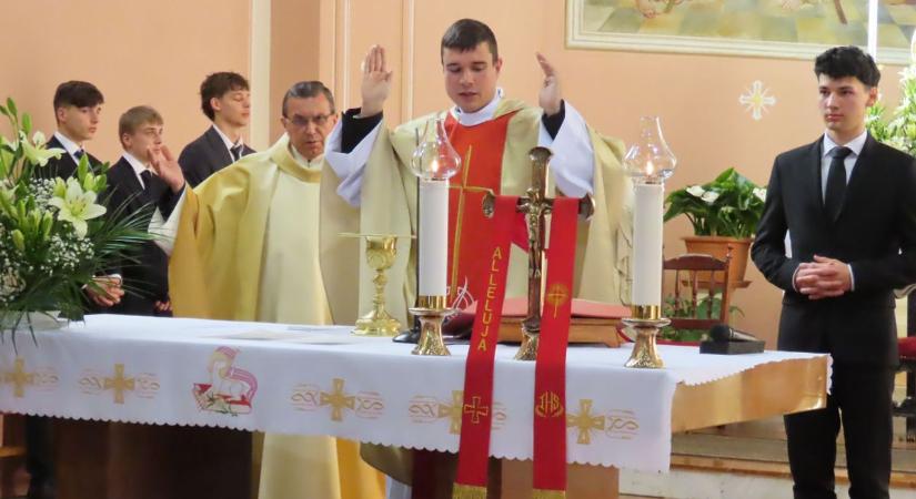 Két osztályát búcsúztatta el a kapuvári katolikus gimnázium - fotók, videó