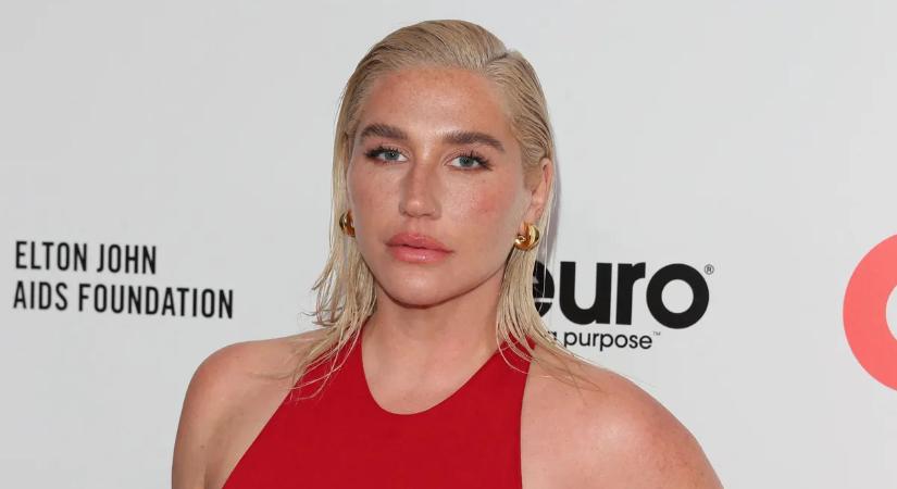 Mindent a szemnek! A tengerben dobta le a textilt a világhírű énekesnő: Kesha teljesen pucéran sellőzik