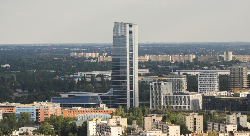 Videón, ahogy ejtőernyővel ugrik le egy külföldi férfi a Mol-torony tetejéről