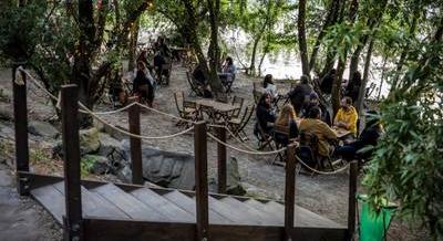 A vízpartitól a retrón át a romantikusig – 6 hangulatos terasz és kerthelyiség, amit nem érdemes kihagyni idén