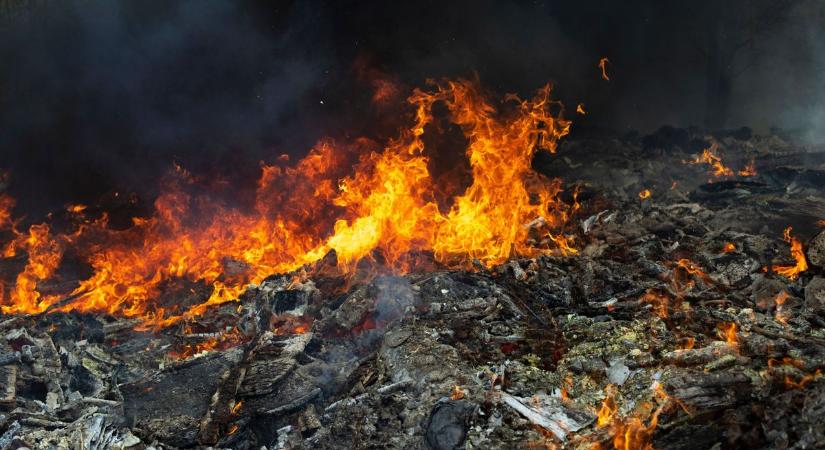 Hatalmas lángok csaptak fel a szeméttelepen, több egység kezdte meg az oltást