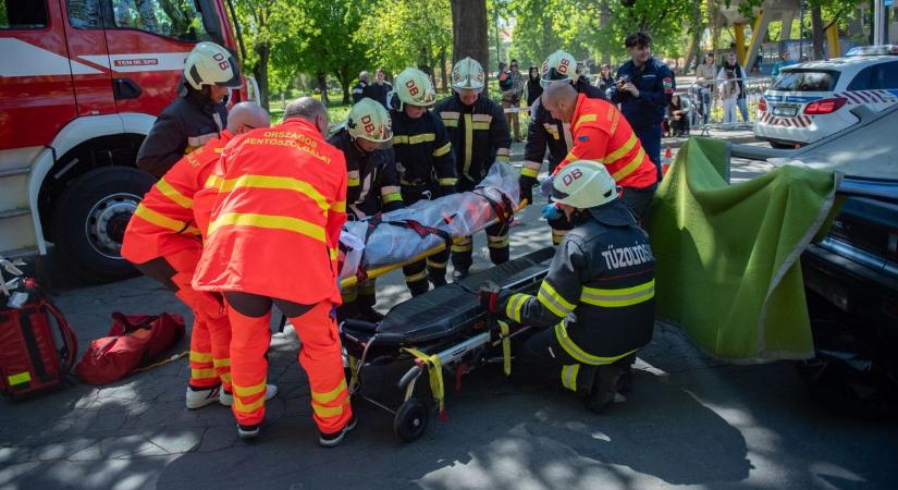 Mentők és tűzoltók lepték el a hajdúszoboszlói utcát – fotókkal, videóval