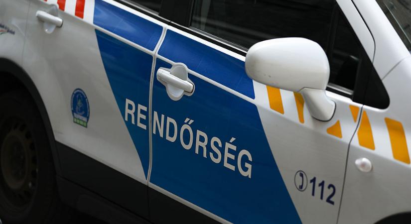 Elkötötték, összetörték, sínre tették a Mazdát Sopronban