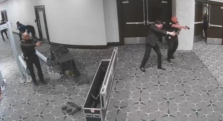 Szégyenletes videó került elő, ahogy menekülnek a titkosszolgálat emberei a Donald Trump elleni merényletkísérletnél