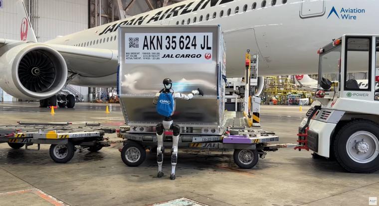 Humanoid robotok rendezgetik a csomagokat a tokiói Haneda repülőtéren