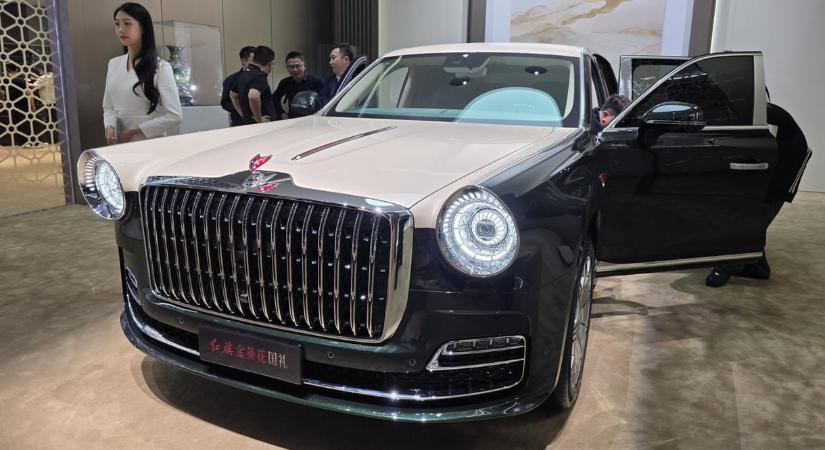 A munka vörös zászlós ünnepe: beültünk az új kommunista csúcslimuzinba, a kínai Rolls-Royce-ba