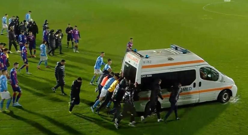 A focistáknak kellett letolni a pályára guruló mentőautót Romániában