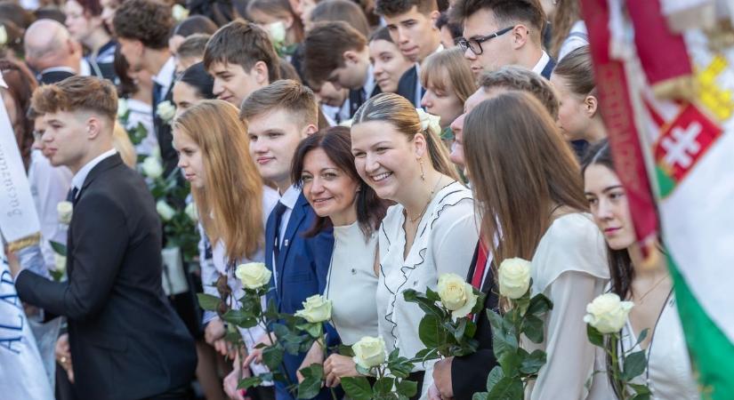 Kihalt a tízezres a ballagási tarisznyákból? Megdöbbentő összegeket várnak el a mai fiatalok.