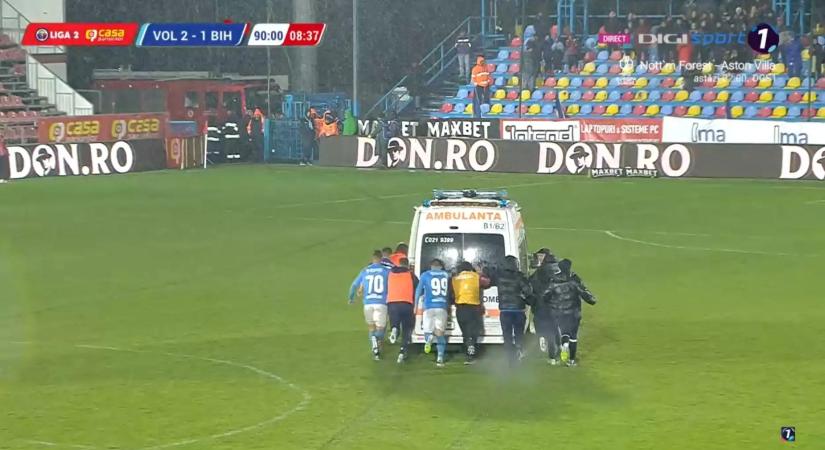 Súlyos lábtörés után a focistáknak kellett kimenteniük a mentőautót a sárból Romániában