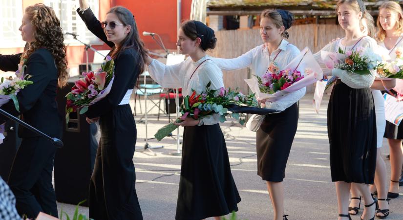 Elbúcsúztak az Eötvös végzős diákjai