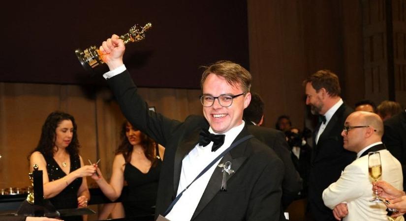 Botrány a Lufthansánál: elkobozták a Putyin-ellenes rendező Oscar-díját, majd el is veszítették azt