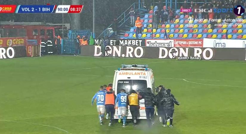 Tragikomédia Romániában: A játékosok tolták be a mentőt a súlyos lábtörés után! - videó