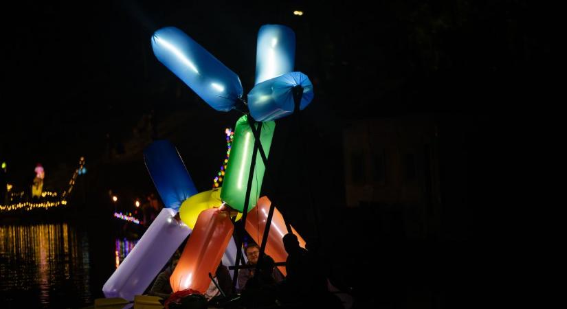Lángoló látvány a vízen: ilyen volt az idei Lampionos Hajós Felvonulás Esztergomban fotók, videó