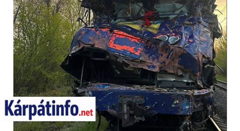 Darus autóval ütközött egy személyvonat Kárpátalja szomszédságában