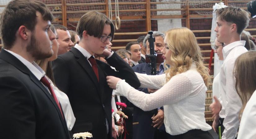 Tarisznyát akasztottak a tiszakécskei gimnazisták vállára  fotók