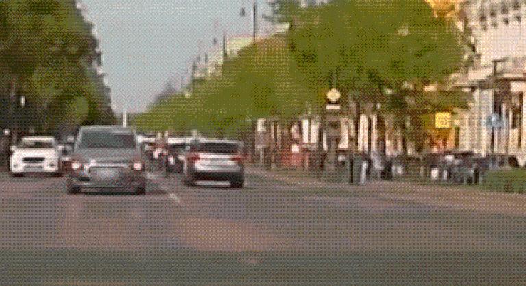 Videón, ahogy elgázolnak egy motorost az Oktogonon
