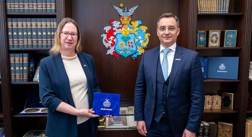 A Debrecen–Tel-Aviv repülőjárat újraindításáról is egyeztetett az izraeli nagykövettel Papp László - fotókkal!