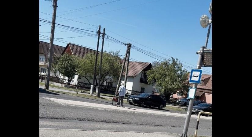 VIDEÓ: Hihetetlen jelenetek Kozármislenyben, centiken múlt a tragédia – szerinted ki volt a hibás?