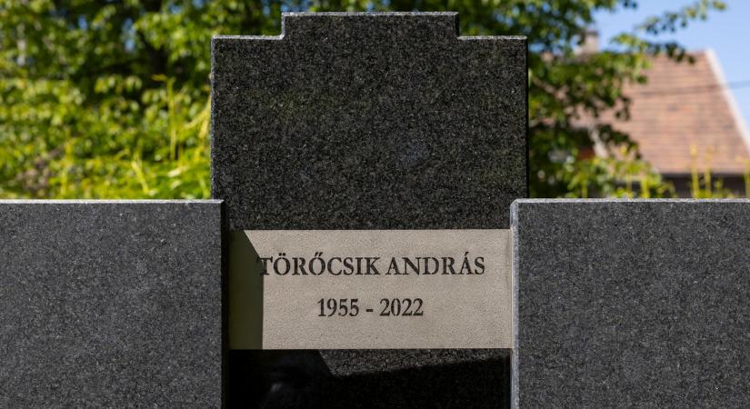 Így néz ki most a focilegenda, Törőcsik András sírja – fotók